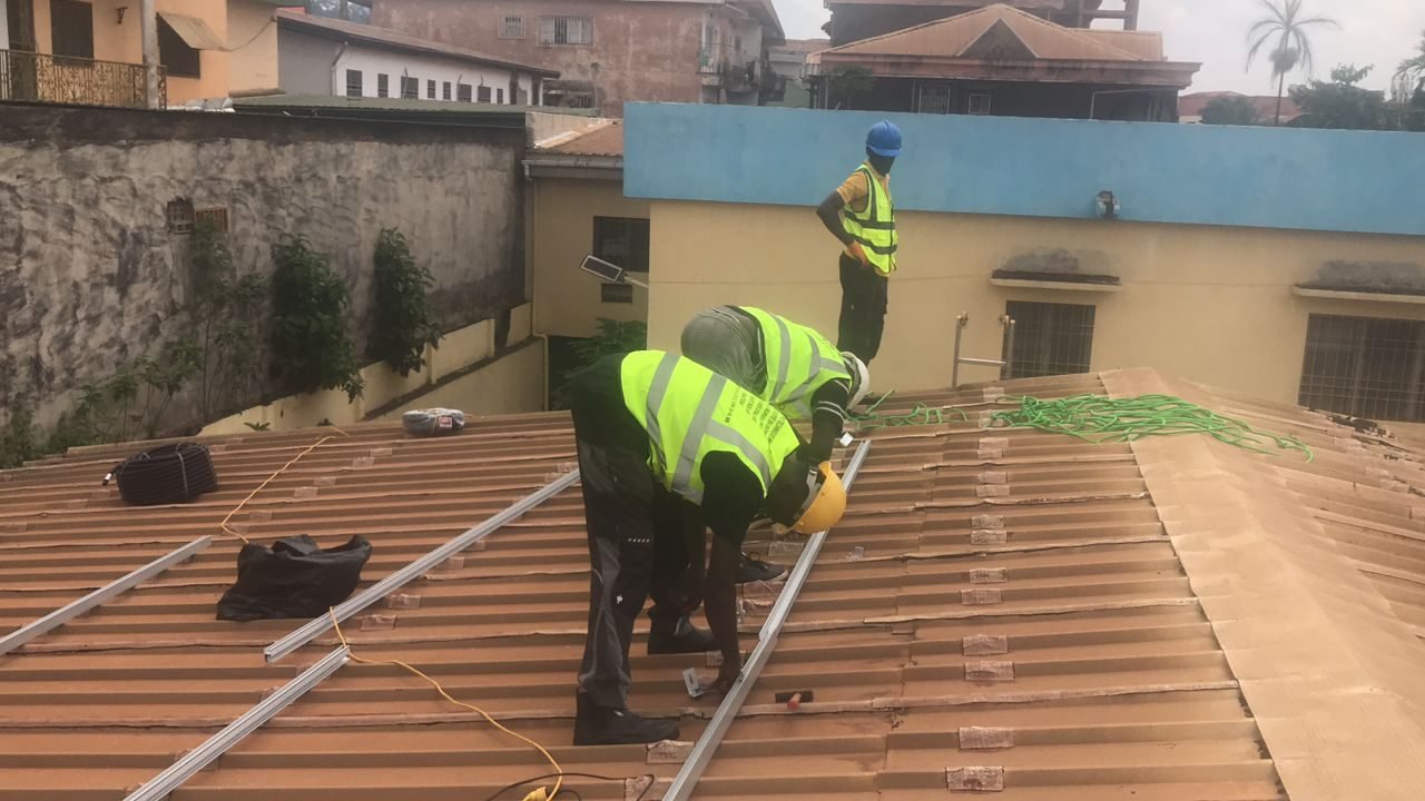 Équipe ZEG SARL pendant l'installation solaire à Bastos Carrefour Golf