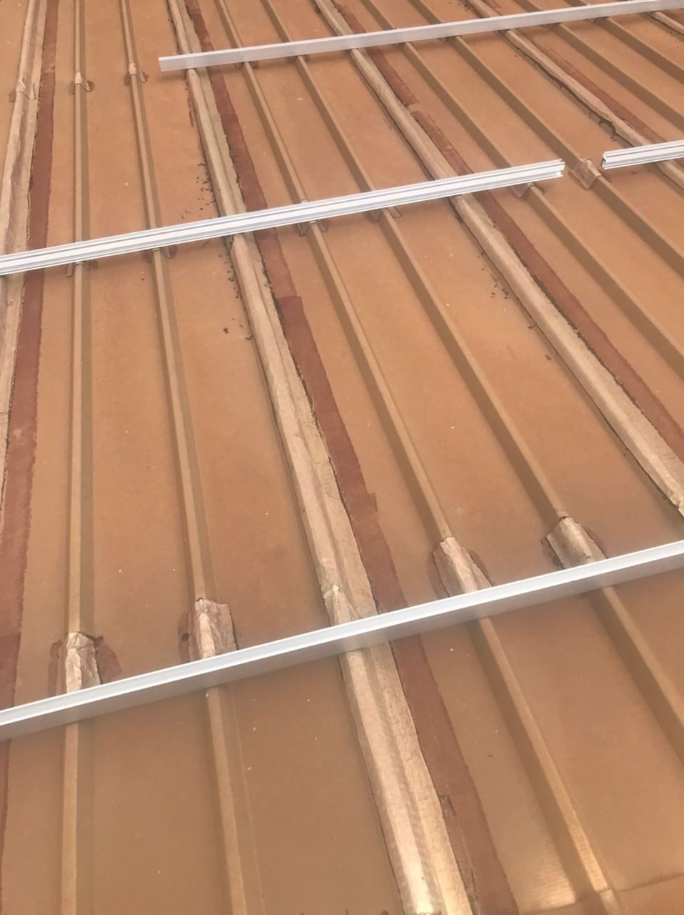 Préparation de la structure de fixation des panneaux solaires à Bastos