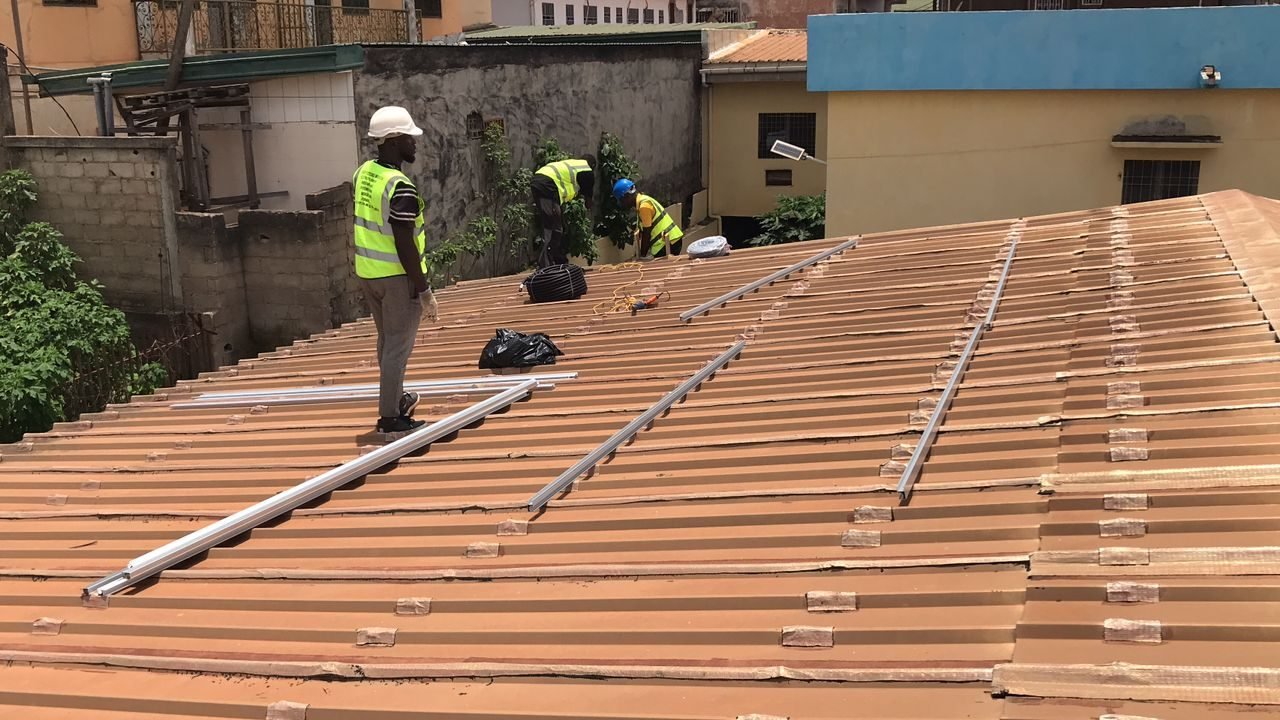 Pose de la structure photovoltaïque sur toiture à Yaoundé Bastos