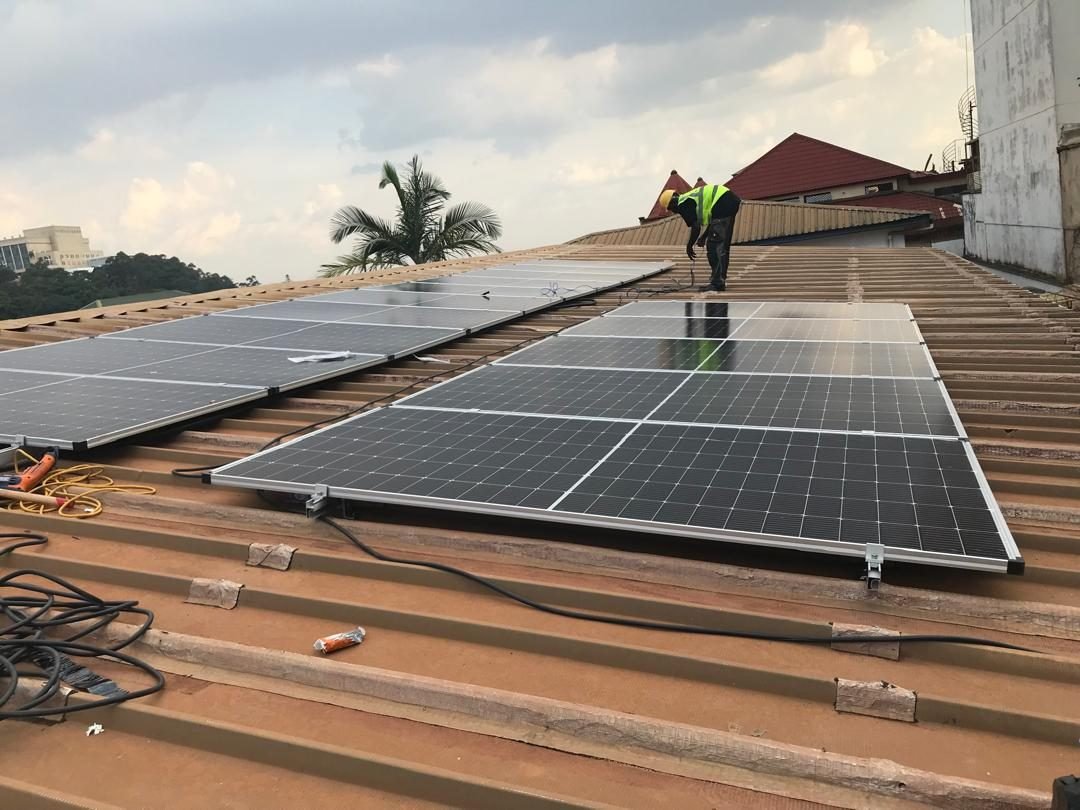 Panneaux solaires installés sur toiture à Bastos Carrefour Golf