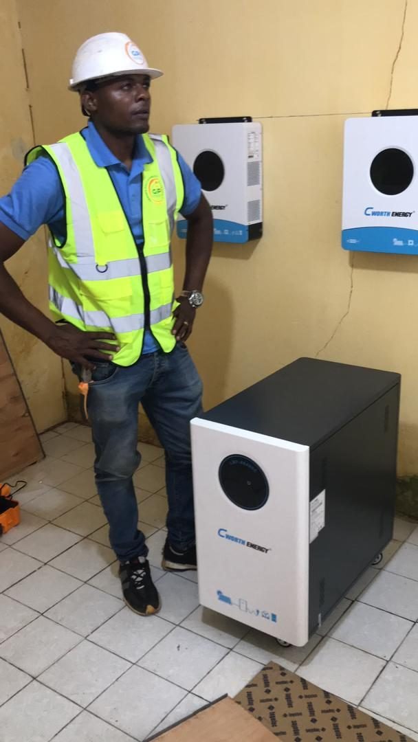 Onduleurs du système solaire installés sur site
