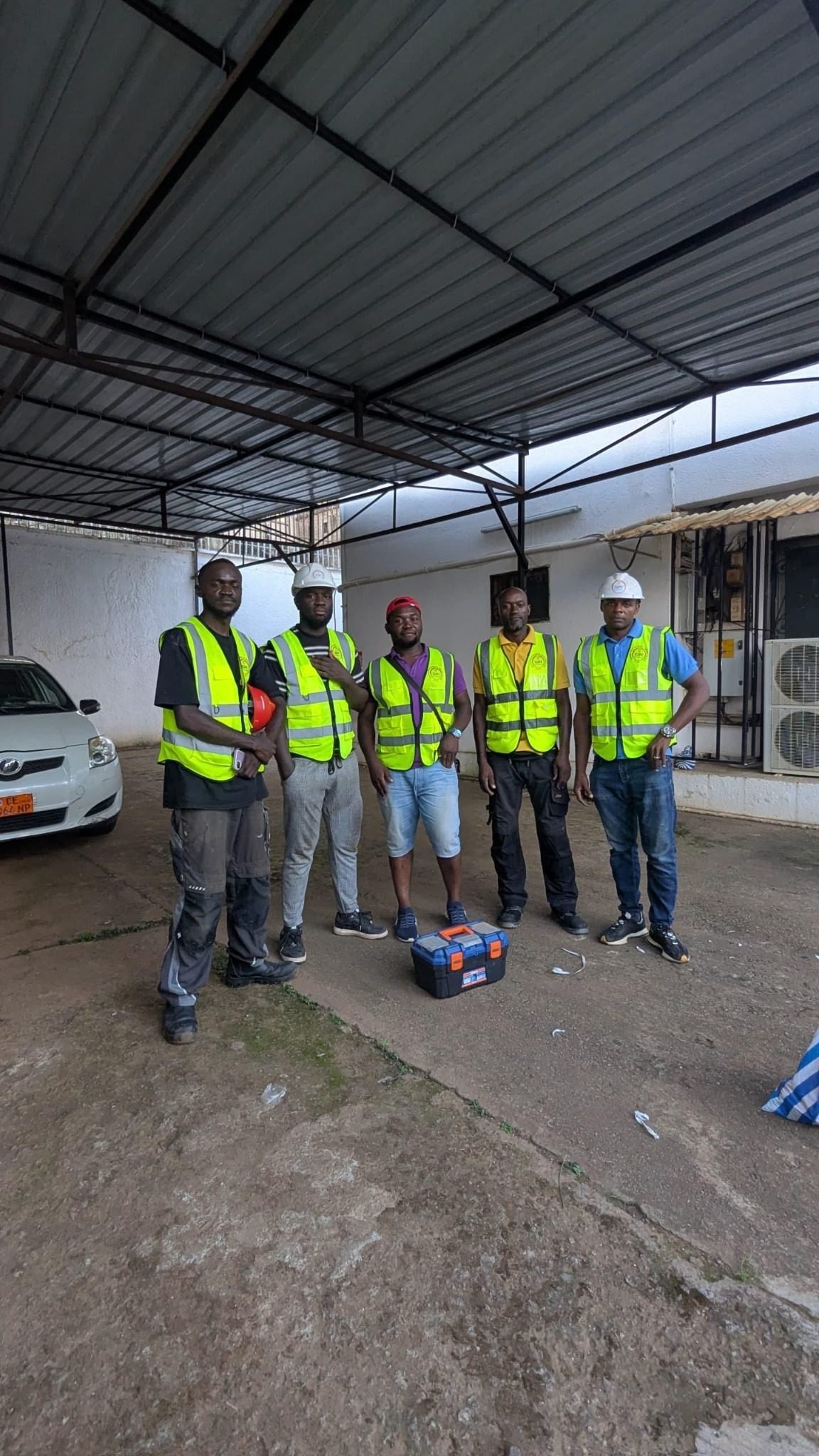 Équipe technique ZEG SARL sur le chantier solaire