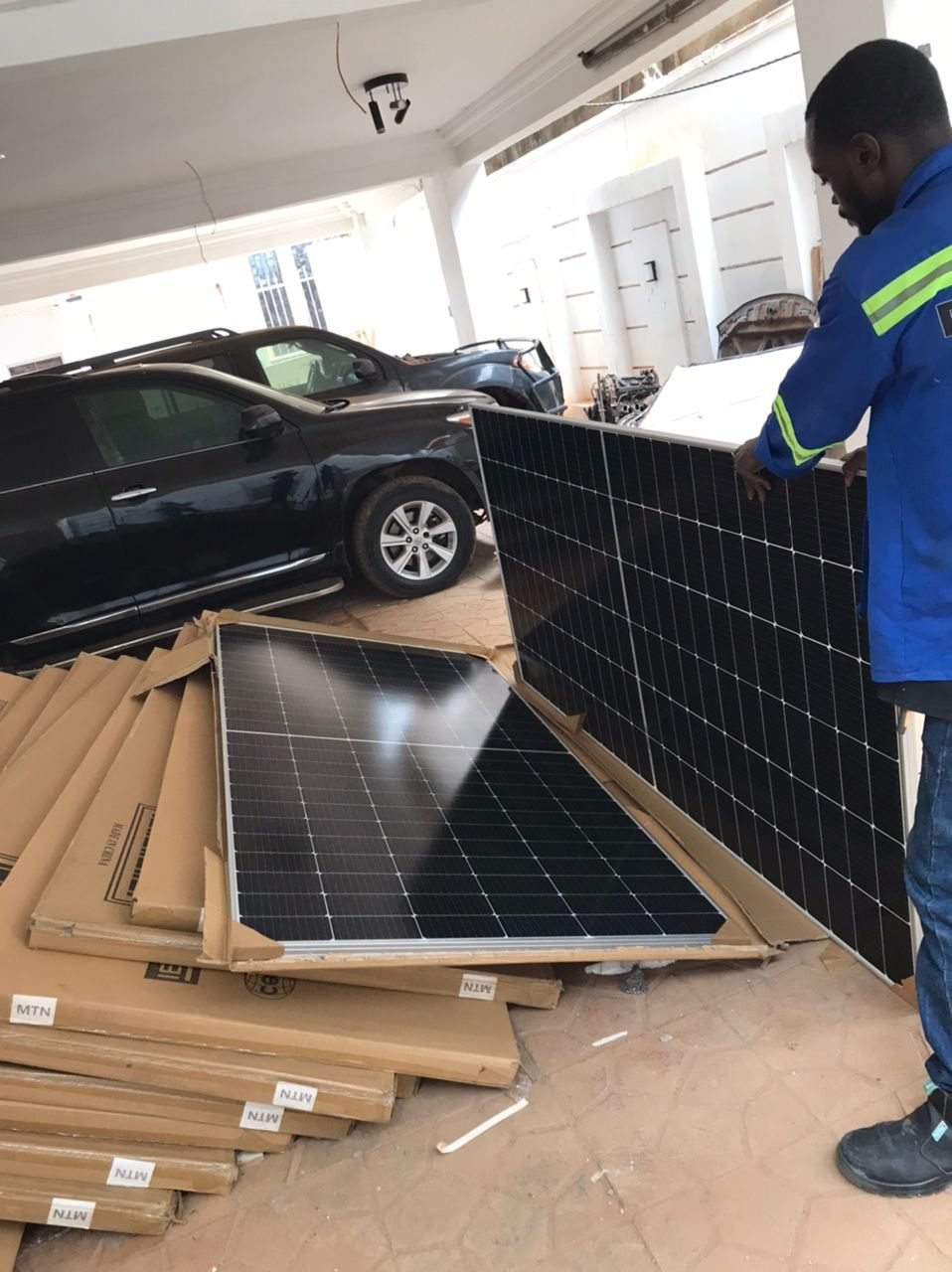 Panneaux photovoltaïques avant installation, Yaoundé Essos