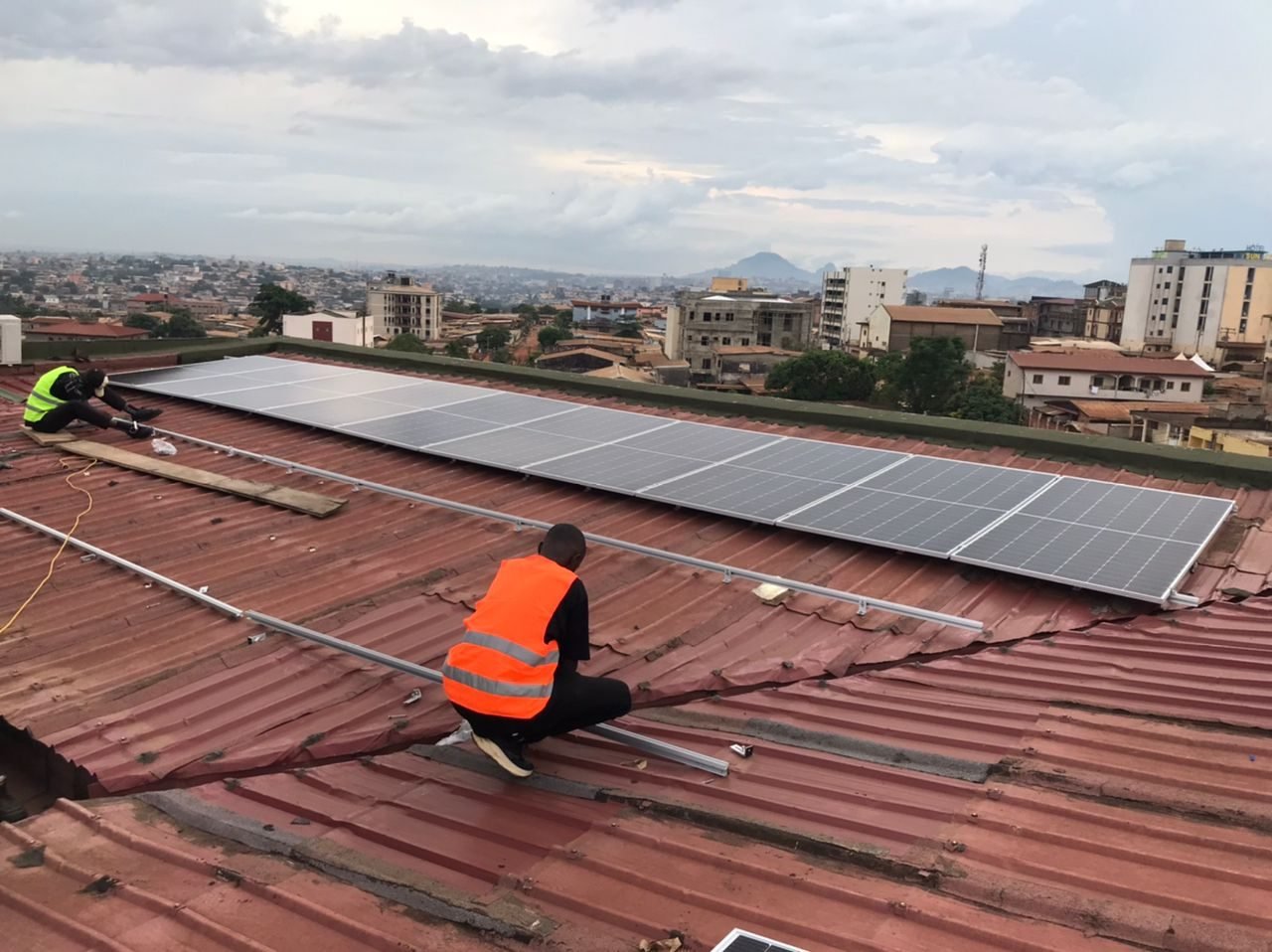 Pose des panneaux photovoltaïques sur toiture, Yaoundé Essos