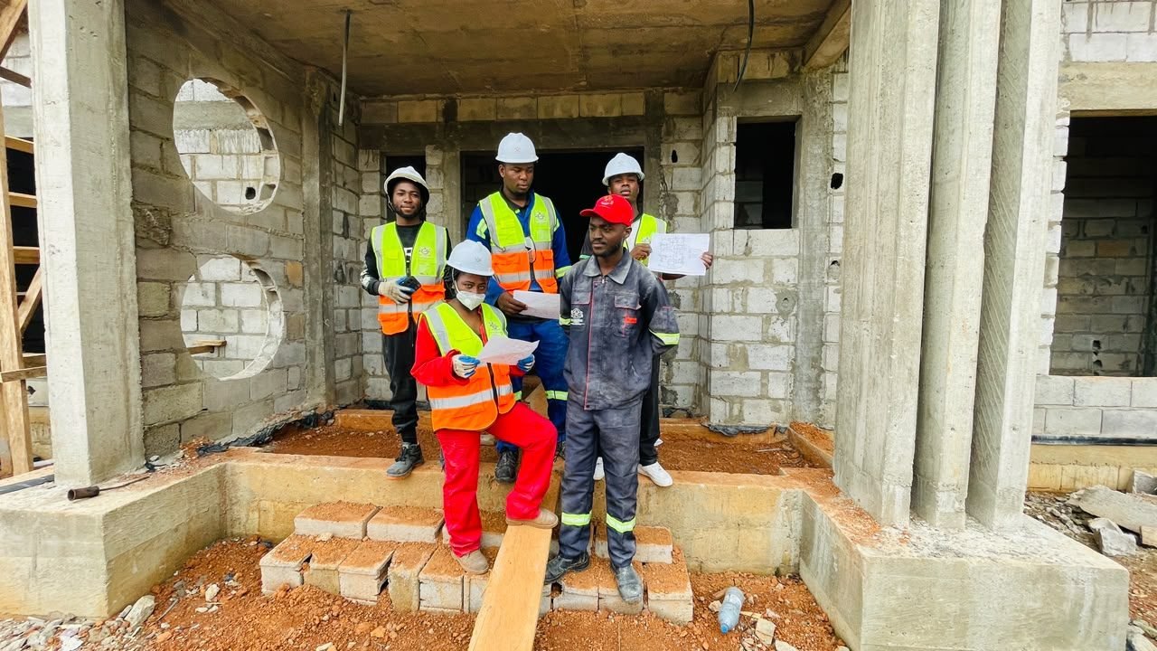 Équipe technique ZEG SARL sur chantier à Nsimalen
